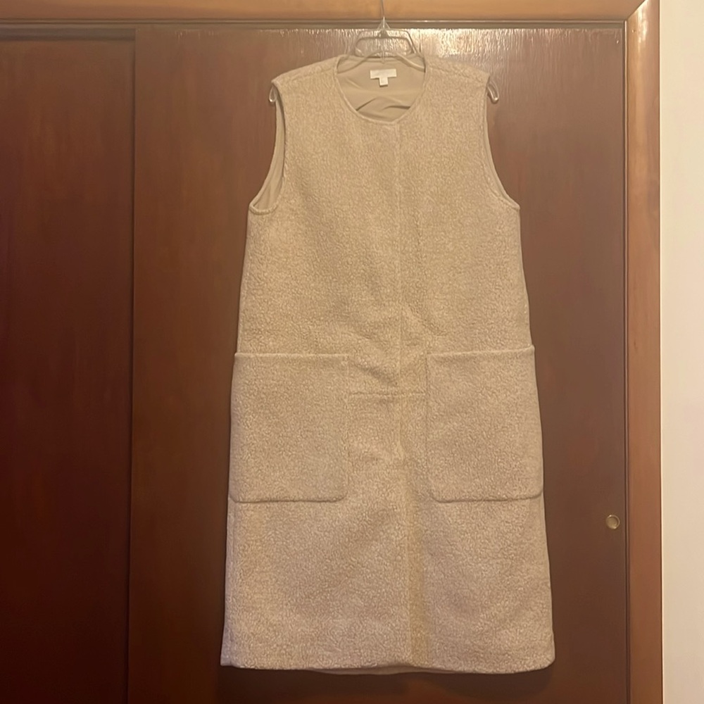 Mid length gillet with snap closure.
